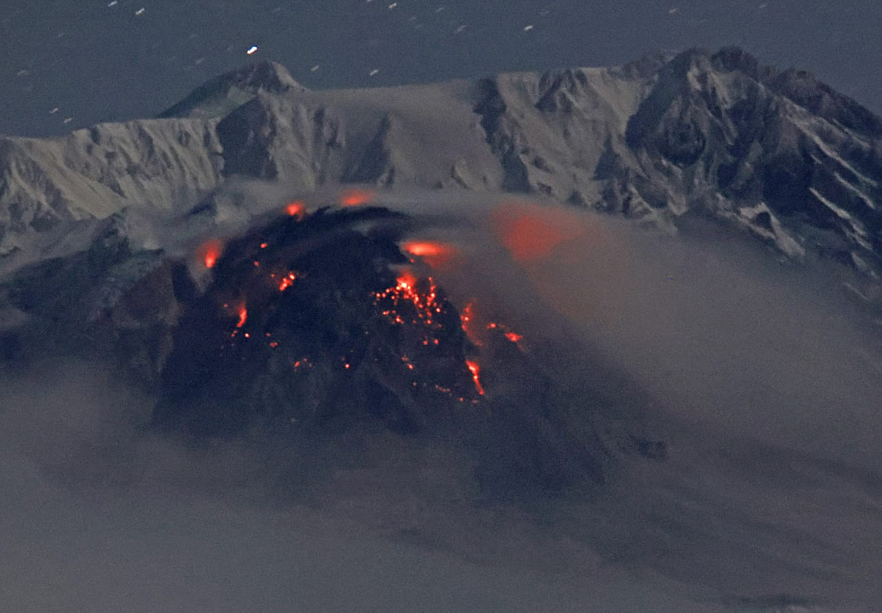 Вулкан начал извергаться. Камчатский вулкан Шивелуч. Вулкан Шивелуч извержение 2022. Вулкан Шивелуч на Камчатке. Извержение вулкана Ключевская сопка.